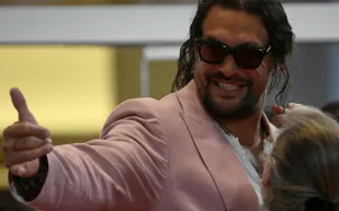 جايسون موموا يكشف تفاصيل المواجهة التي غيّرت حياته