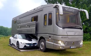 منزل متنقل بـ7.6 مليون دولار يعود للواجهة بتحول مفاجئ بعد بوغاتي (فيديو)