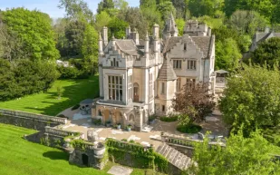 قصر ستانلي بارك التاريخي في إنجلترا معروض للبيع.. تعرف على تفاصيله الغامضة