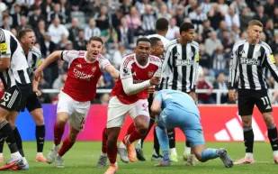 أرسنال ينجو من فخ نيوكاسل ويواصل مطاردة ليفربول على القمة (فيديو)