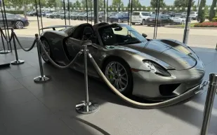 كم يكلف طلاء سيارة بورشه 918 سبايدر؟ رفاهية تتجاوز حدود الخيال