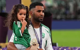 رياض محرز يخطف القلوب بهدف وصورة مع طفل (فيديو)