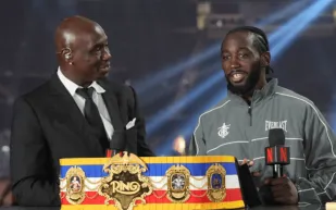 ليس مجرد نزال.. كروفورد يُدخل العلم إلى الحلبة ويقلب الموازين