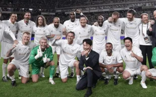 أساطير كرة القدم يضيئون سيول بمباراة تاريخية مثيرة (فيديو)