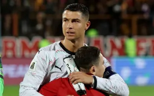 رونالدو يحتضن طفلًا باكيًا قبل مهرجان أهداف البرتغال (صور)