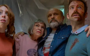 جارموش يقبل أيدي بطلات فيلمه على منصة فينيسيا وسط تصفيق حار (فيديو)