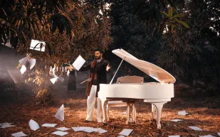 المطرب مروان فقي: أحلم أن يسمعني العالم.. "ترانيم المطر" رحلة شعورية وهوية فنية سعودية