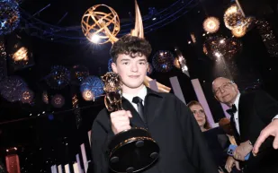 مراهق بريطاني يهزم الكبار ويتوج بجائزة إيمي العالمية..من هو أوين كوبر؟ (فيديو)