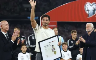 هوملز يودّع الملاعب بتكريم مهيب في تصفيات كأس العالم 2026