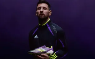 ميسي يثير الجدل بحذاء فاخر.. هل خرق عقده مع أديداس؟