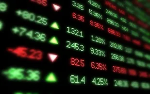 الأسهم القيادية تضغط على مؤشر السوق في ختام تعاملات الأحد