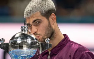 كارلوس ألكاراز يقهر الإصابة ويتوج ببطولة اليابان المفتوحة للتنس