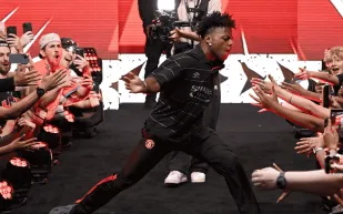 قطعة نادرة من  Jacob & Co CR7 على معصم IShowSpeed