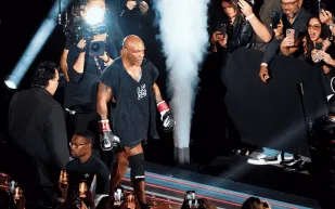 صدمة الملاكمة.. مايك تايسون ومايويذر يتواجهان في عرض تاريخي