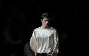 رمز لأناقة لا تزول.. القميص الأبيض يتألق بخريف وشتاء 2025-2026