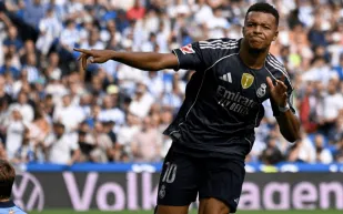 ريال مدريد يتجاوز سوسيداد بعشرة لاعبين ومبابي يتألق (فيديو)