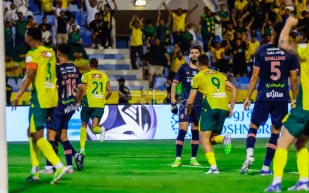 الخليج يواصل التألق ويعتلي صدارة الدوري السعودي (فيديو)