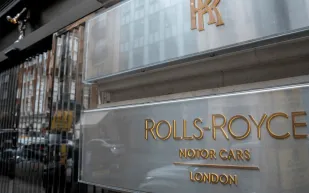 قصة سيارة استثنائية: رولز-رويس تكرّم 77 عامًا من الوفاء لها