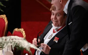 إلتون جون يحوّل ركبتيه إلى مجوهرات خالدة من الذهب (فيديو)