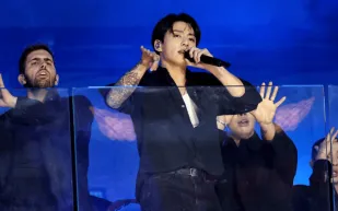 Calvin Klein تتصدر نيويورك للأزياء بتأثير وسائل الإعلام المرتفع (فيديو)