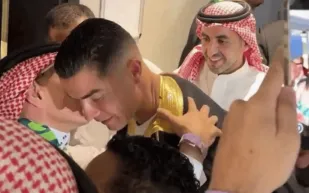ما ثمن البشت العربي الذي تلقاه كريستيانو رونالدو من الفريان؟ (فيديو)