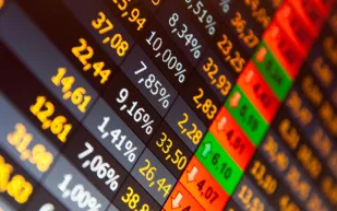 سوق الأسهم السعودي يسجل أعلى إغلاق له منذ شهر