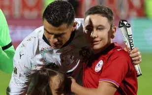 قبل مواجهة الفريقين.. قائد البرتغال يبدد الحواجز بلحظة إنسانية مع طفل أرميني (فيديو)