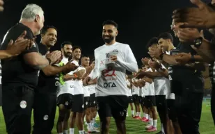 بعد تتويجه بجائزة PFA.. ممر شرفي لـ محمد صلاح بمقر معسكر الفراعنة (فيديو)