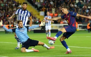 بعد سقوط ريال مدريد.. برشلونة يعتلي القمة بفوز مثير (فيديو)