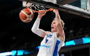 فنلندا تكتب التاريخ وتتأهل إلى نصف نهائي بطولة أوروبا لكرة السلة لأول مرة! (فيديو)