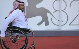 بإطلالة سعودية أصيلة.. عبد الرحمن القرشي يتألق على السجادة الحمراء لمهرجان فينيسيا 2025