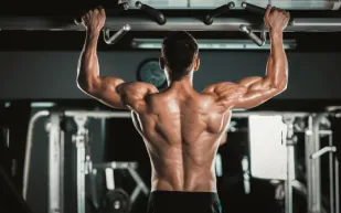 بطل مستر أولمبيا يشارك أسرار بناء ظهر عريض ومتوازن للرجال 