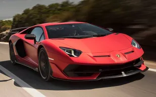 مناورة خطيرة لسيارة لامبورغيني أفينتادور في شوارع موناكو (فيديو)