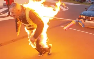 عرض بهلوني جنوني يدخل موسوعة غينيس.. رجل يتحدى النيران (فيديو)