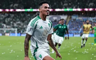 كلاسيكو الجمعة بين الهلال والأهلي.. غيابات تعيد تشكيل الحسابات 