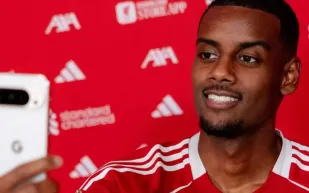 إيزاك يشكر نيوكاسل رغم رحيله المثير للجدل إلى ليفربول