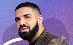 دريك يظهر بآيبود مرصع بالألماس بتصميم جريء