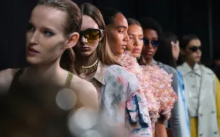 ديزل تكسر القواعد بعرض أغرب دعاية في أسبوع ميلانو للموضة (فيديو)