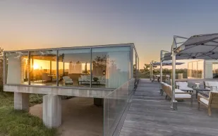  مصمم الأزياء ريد كراكوف يعرض قصره الزجاجي الأسطوري في هامبتون بسعر غير مسبوق