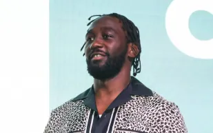 قبل نزال ألفاريز.. ما حجم ثروة كروفورد في 2025؟