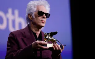 غياب نجوم هوليوود وسيطرة البدل الزرقاء.. أبرز إطلالات ختام مهرجان فينيسيا الـ82