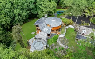 عرض منزل جاكي غليسون المستوحى من الفضاء للبيع (فيديو)