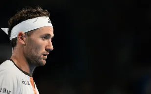 كارلوس ألكاراز ينتفض بإنجاز تاريخي ويتأهل لنهائي Japan Open 2025