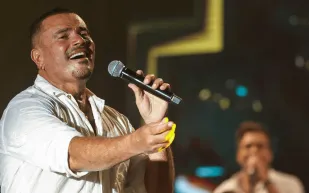  عمرو دياب يمازح جمهوره بتعليق مثير للجدل أثناء حفله في الأهرامات (فيديو)