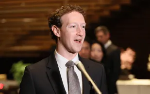 مارك زوكربيرغ: أشتري ملابسي من إعلانات إنستغرام