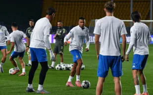 ريال مدريد يصنع لحظة مؤثرة مع مشجع من ذوي الاحتياجات الخاصة في كازاخستان (فيديو)