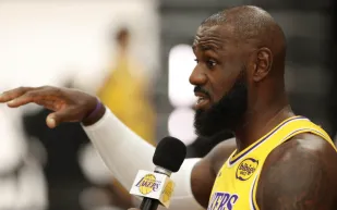 ليبرون جيمس يتحدث عن الاعتزال وفرصة مشاركة ابنه برايس في الـNBA