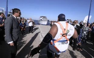 مصارع عربي يسحب سفينة 700 طن بأسنانه فقط! (فيديو)