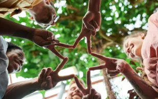 دراسة تكشف العلاقة بين الوحدة والألم الجسدي