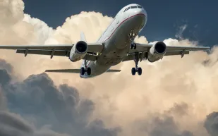 طائرة تشهد حادثًا مفاجئًا بنيران تنبعث من المحرك بعد الإقلاع (فيديو)